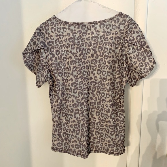 Lularoe Elegant Mary cinched V-neck top. Leopard print Small (6/8) - Picture 3 of 6